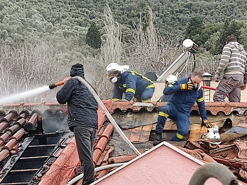 Κάηκε σπίτι ολοσχερώς στο Μεσαγρό της Λέσβου (photos)