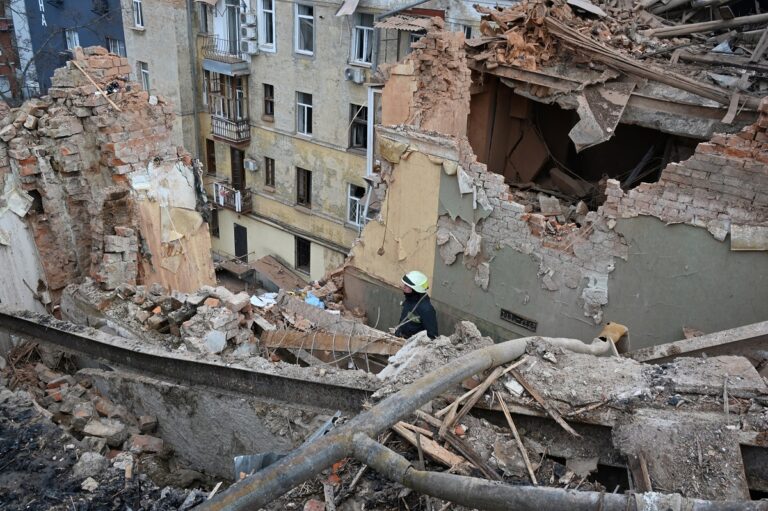 Ουκρανία: Ρωσικός πύραυλος έπληξε κτίριο κατοικιών στο Χάρκοβο