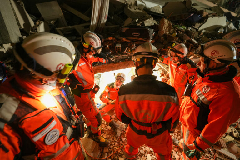 Σεισμός στην Τουρκία: Δραματική η αύξηση των νεκρών – Αχτίδα ελπίδας στα χαλάσματα