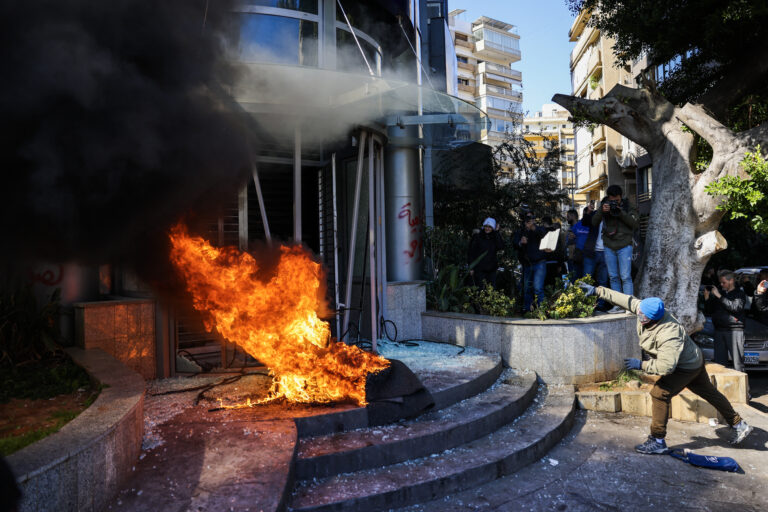 Λίβανος: Καταθέτες πυρπόλησαν τράπεζες στη Βηρυτό