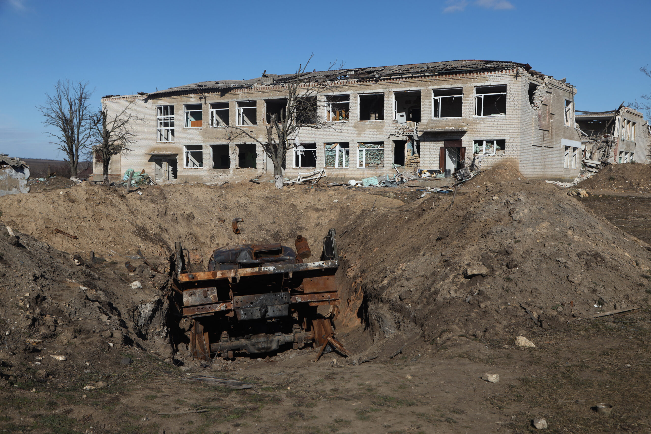 Πόλεμος στην Ουκρανία: Τρεις νεκροί & πέντε τραυματίες από ρωσικό βομβαρδισμό σε χωριό κοντά στη Χερσώνα