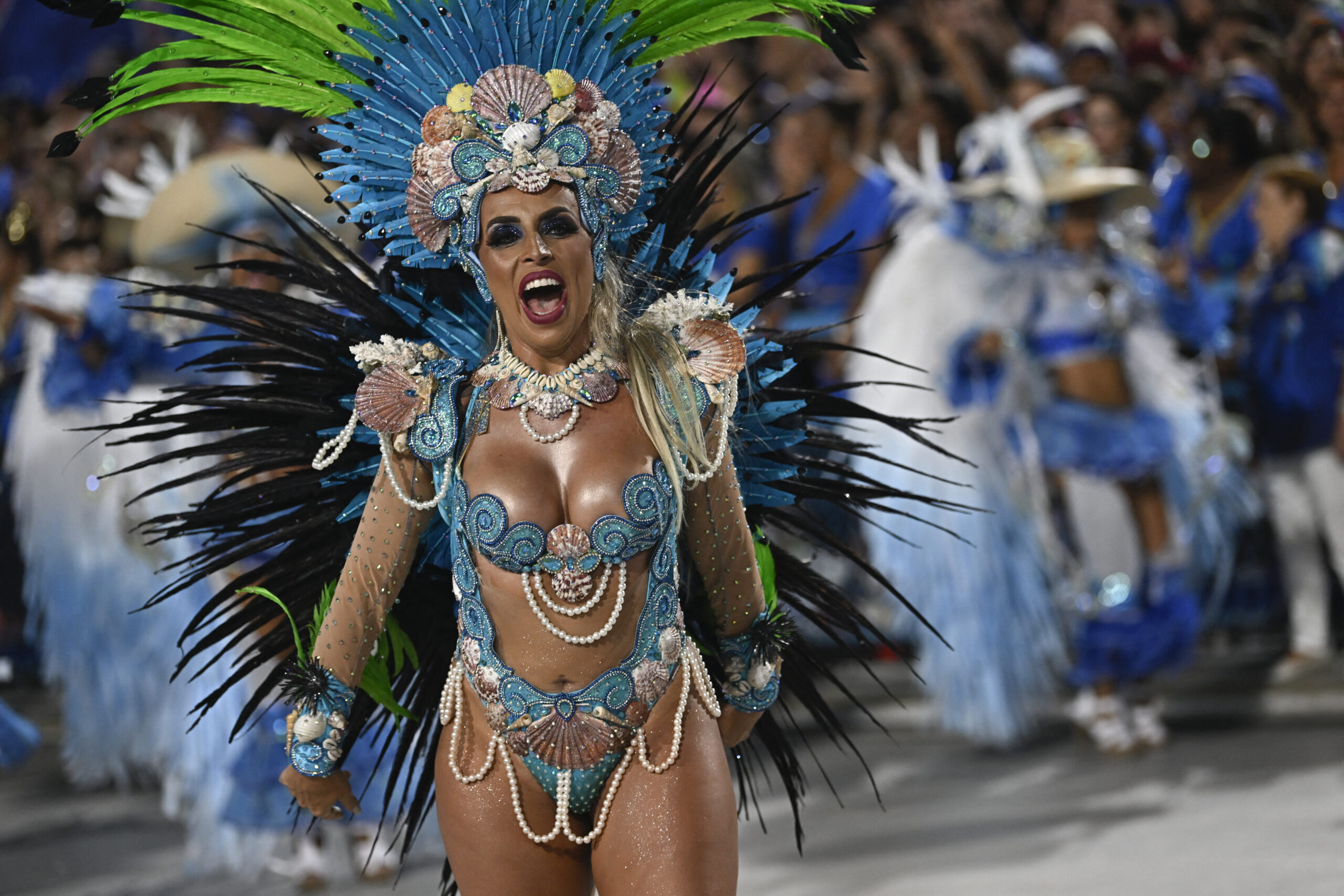 Καρναβάλι στο Ρίο: Οι χορευτές σάμπα και τα τεράστια άρματα που κλέβουν την παράσταση (video)