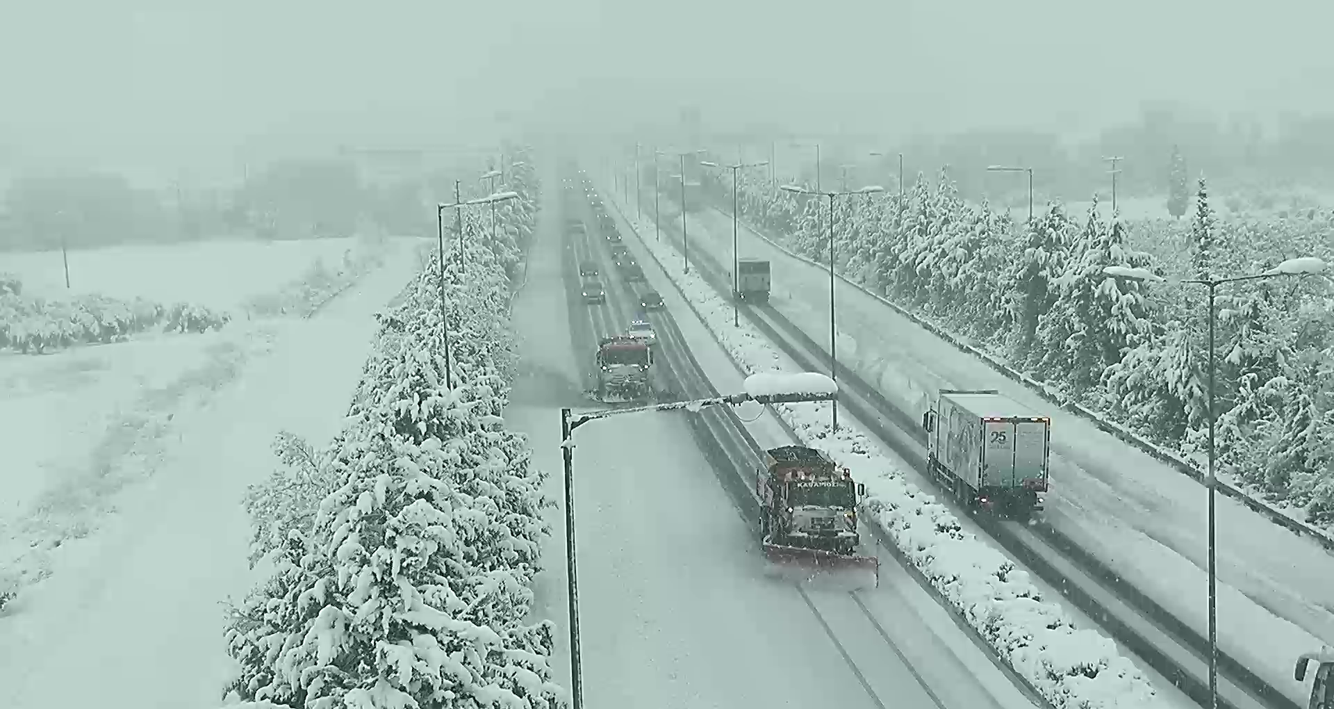 800 τόνοι αλάτι έπεσαν στον Αυτοκινητόδρομο Αιγαίου στη διάρκεια της “Μπάρμπαρα”