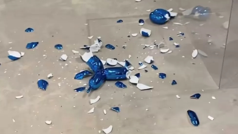Γυναίκα έσπασε το «μπαλόνι – σκύλο» του Τζεφ Κουνς, έργο τέχνης αξίας $42.000