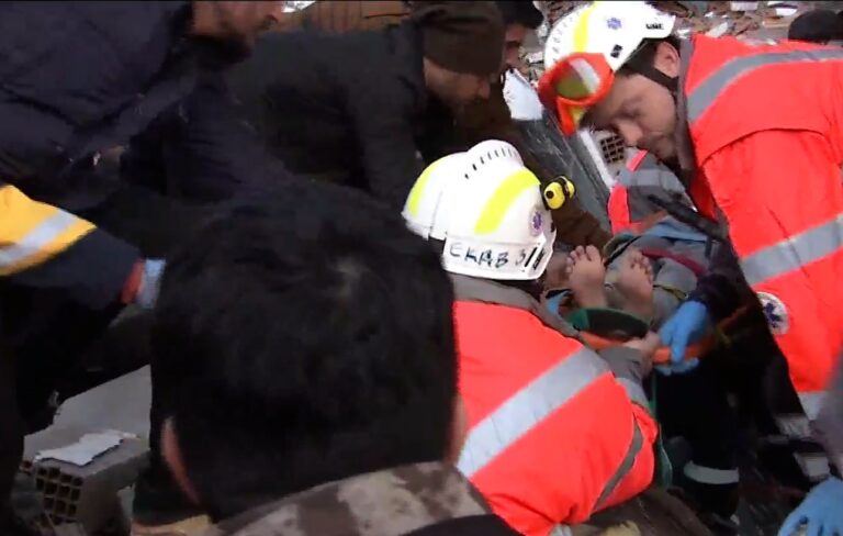 Τουρκία – Σεισμός: Διάσωση 6χρονου κοριτσιού από την ελληνική ΕΜΑΚ (video)