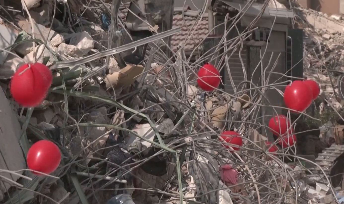 Τουρκία: Οι μπουλντόζες στη θέση των διασωστών – Κόκκινα μπαλόνια εκεί που χάθηκαν παιδιά
