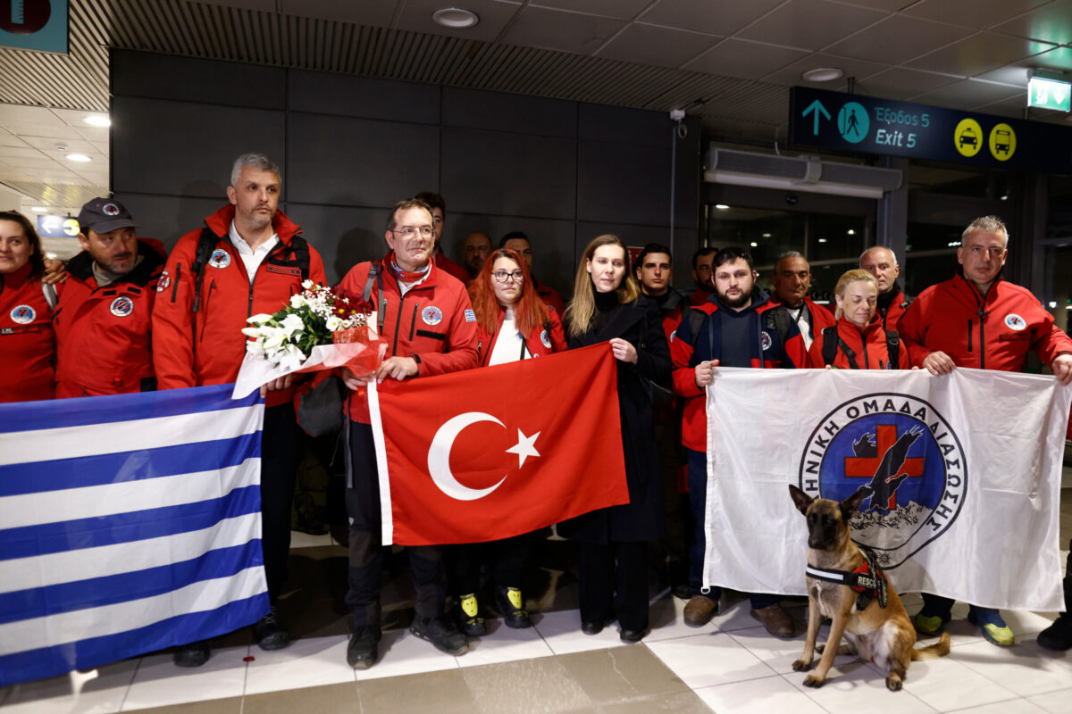 Θεσσαλονίκη: Συγκίνηση στην επιστροφή από την Τουρκία μελών της Ελληνικής Ομάδας Διάσωσης