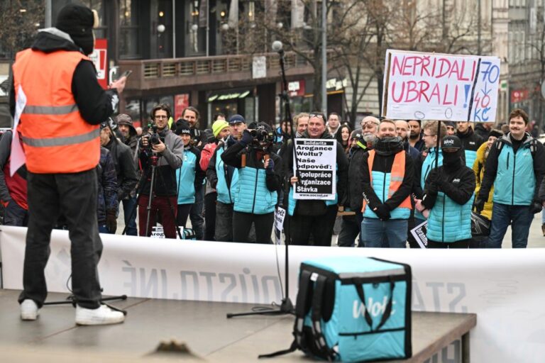 Οι ταχυδρόμοι της εταιρείας διανομής Wolt διαμαρτύρονται στο κέντρο της Πράγας