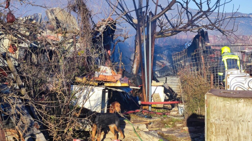 Φωτιά σε αποθήκη στην Ανατολή Ιωαννίνων- Σκοτώθηκαν κυνηγόσκυλα (video – photos)