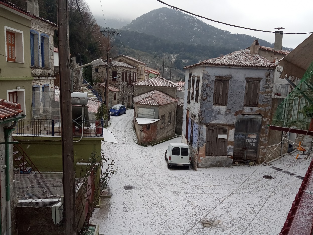 Ελαφρά χιονόπτωση στην Αγιάσο- Κλειστά τα σχολεία