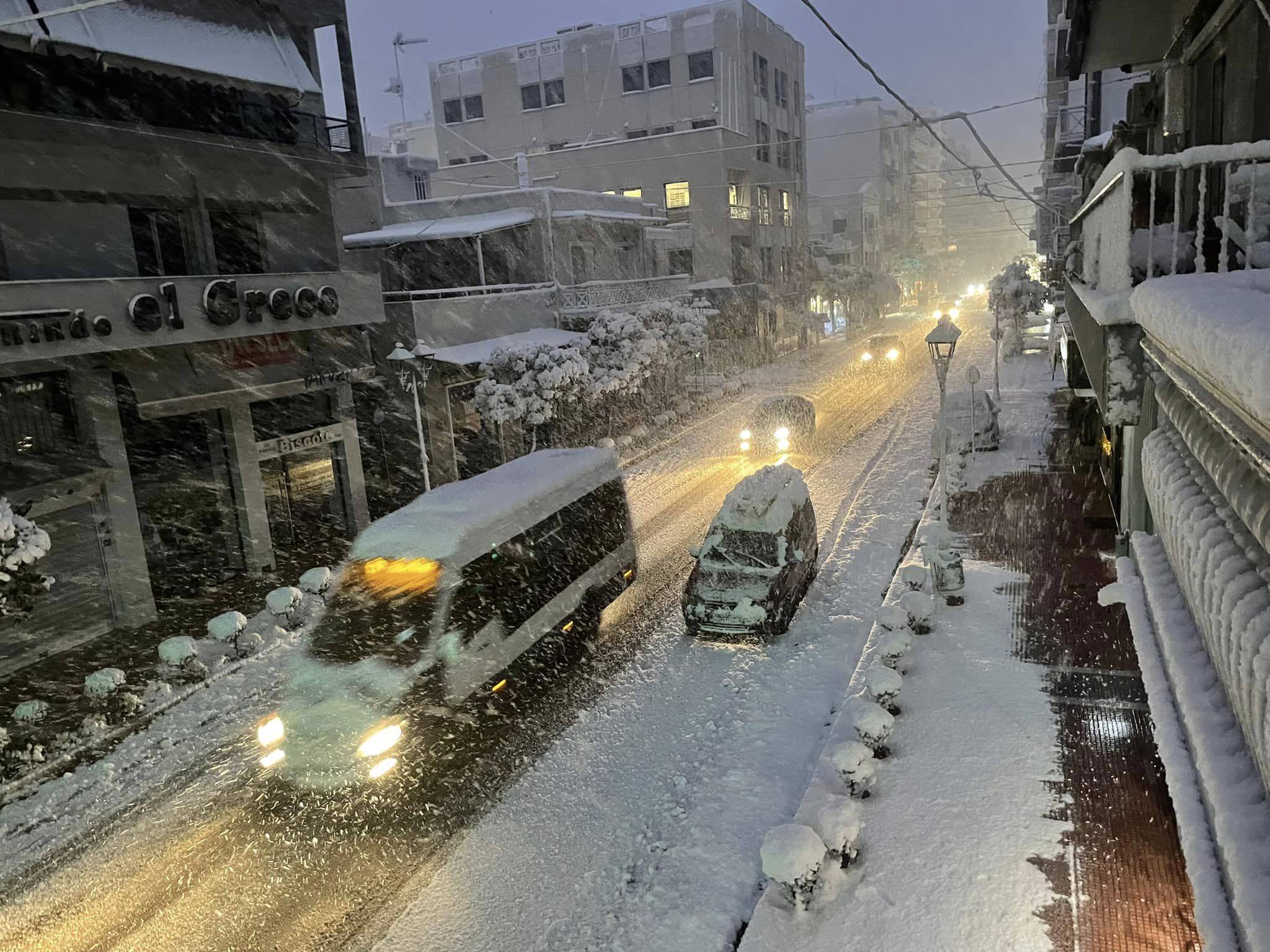 Πυκνή χιονόπτωση σ’ όλη την Μαγνησία και στην πόλη του Βόλου (Φωτογραφίες)