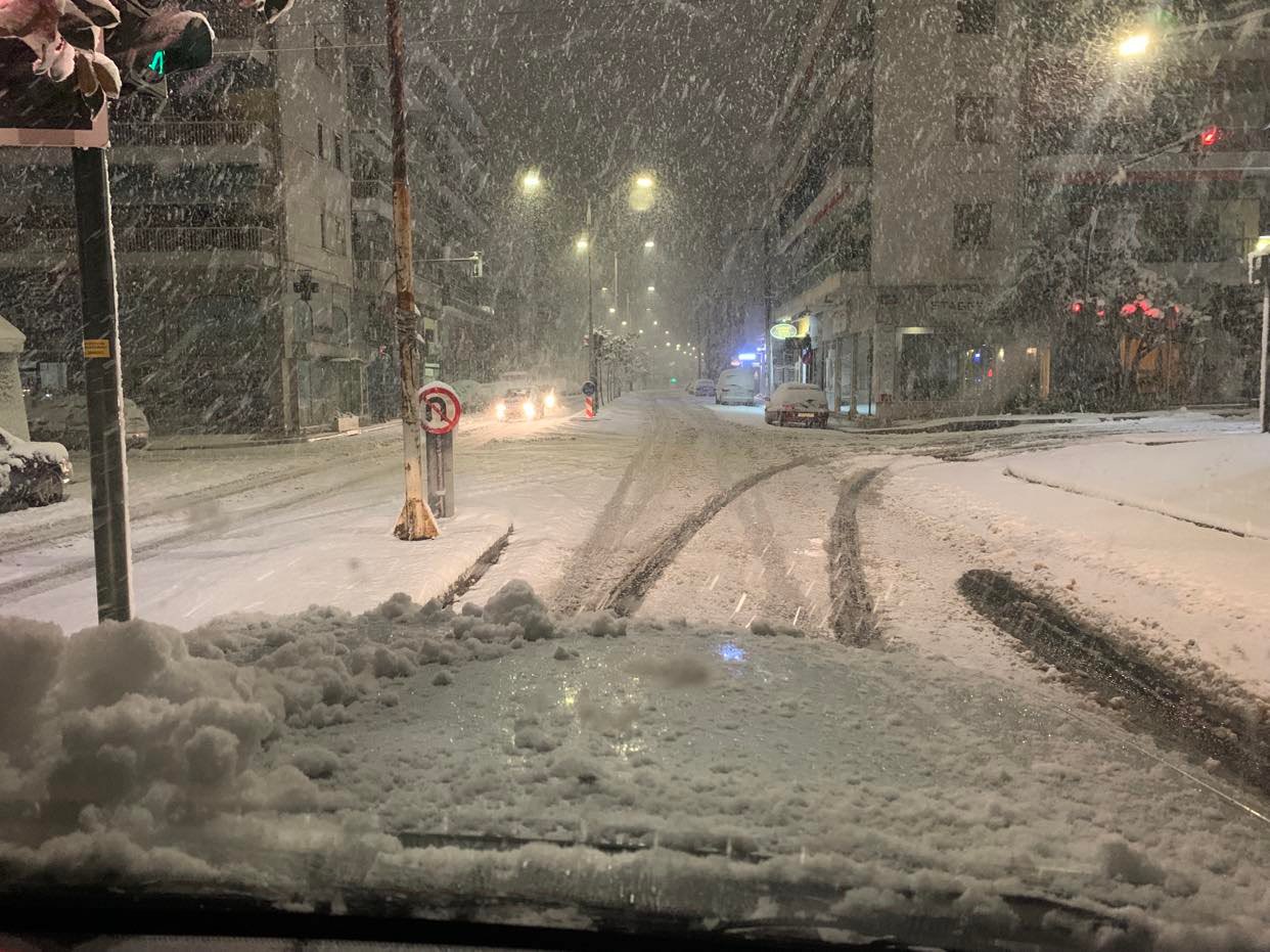 Πυκνή χιονόπτωση σ’ όλη την Μαγνησία και στην πόλη του Βόλου (Φωτογραφίες)