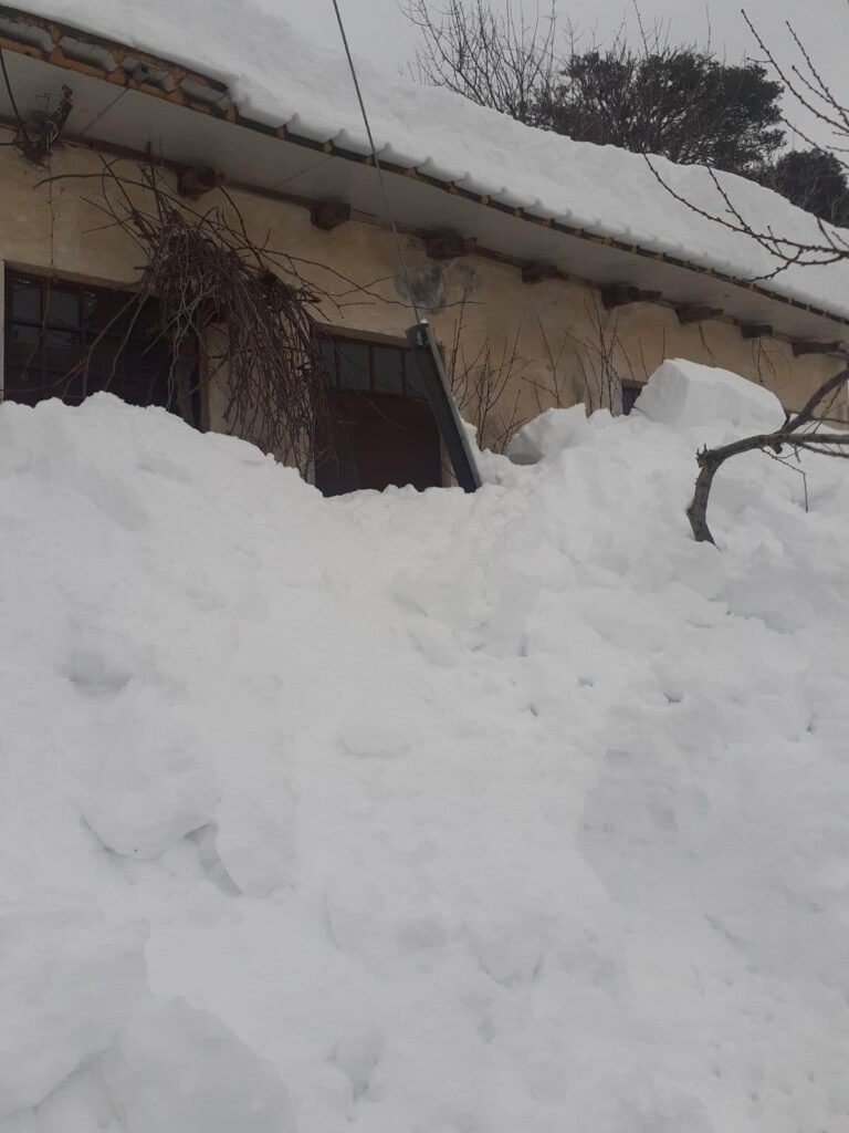 Μεταφορά ηλικιωμένης από το ΕΚΑΒ και το “Βοήθεια στο σπίτι” λόγω χιονιού στο Μέσα Λασίθι