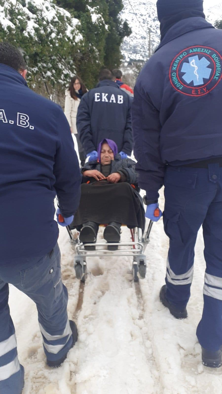 Μεταφορά ηλικιωμένης από το ΕΚΑΒ και το “Βοήθεια στο σπίτι” λόγω χιονιού στο Μέσα Λασίθι