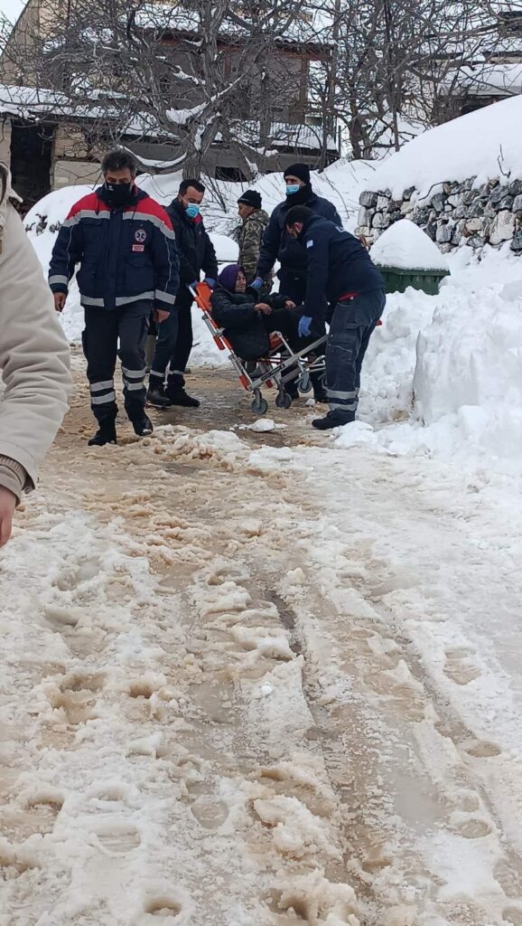 Μεταφορά ηλικιωμένης από το ΕΚΑΒ και το “Βοήθεια στο σπίτι” λόγω χιονιού στο Μέσα Λασίθι