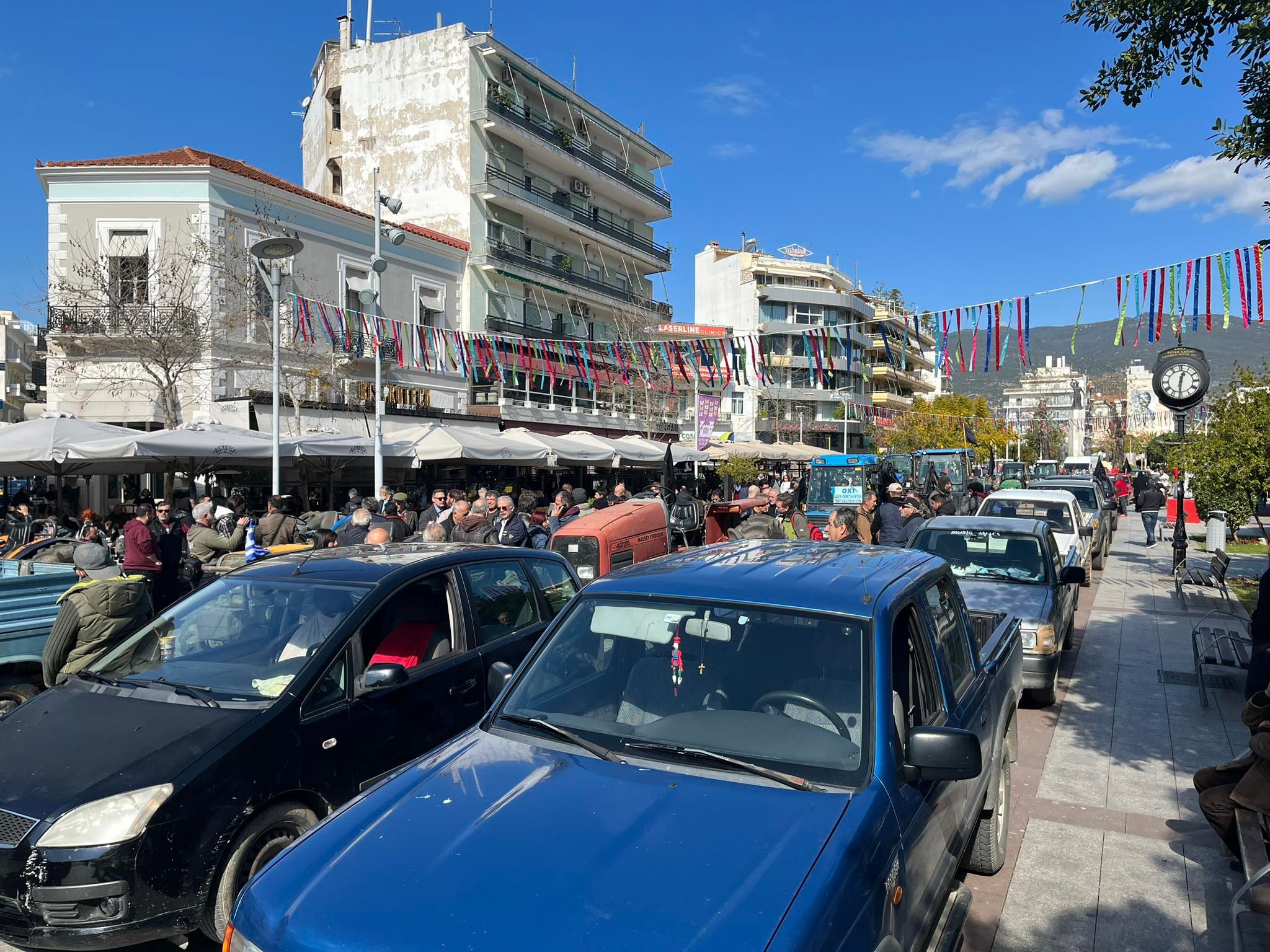 Καλαμάτα: Αγρότες “εισέβαλαν” με τρακτέρ στην Κεντρική Πλατεία