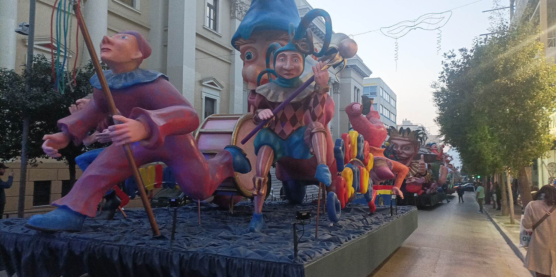 Στους δρόμους τα άρματα του Πατρινού Καρναβαλιού – “Βουλιάζει” η Πάτρα (video)