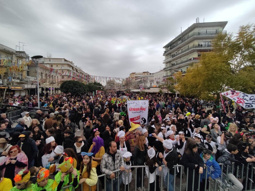 «Βούλιαξε» η πόλη με χιλιάδες καρναβαλιστές στην παρέλαση του 10ου Καλαματιανού καρναβαλιού (video-photos)