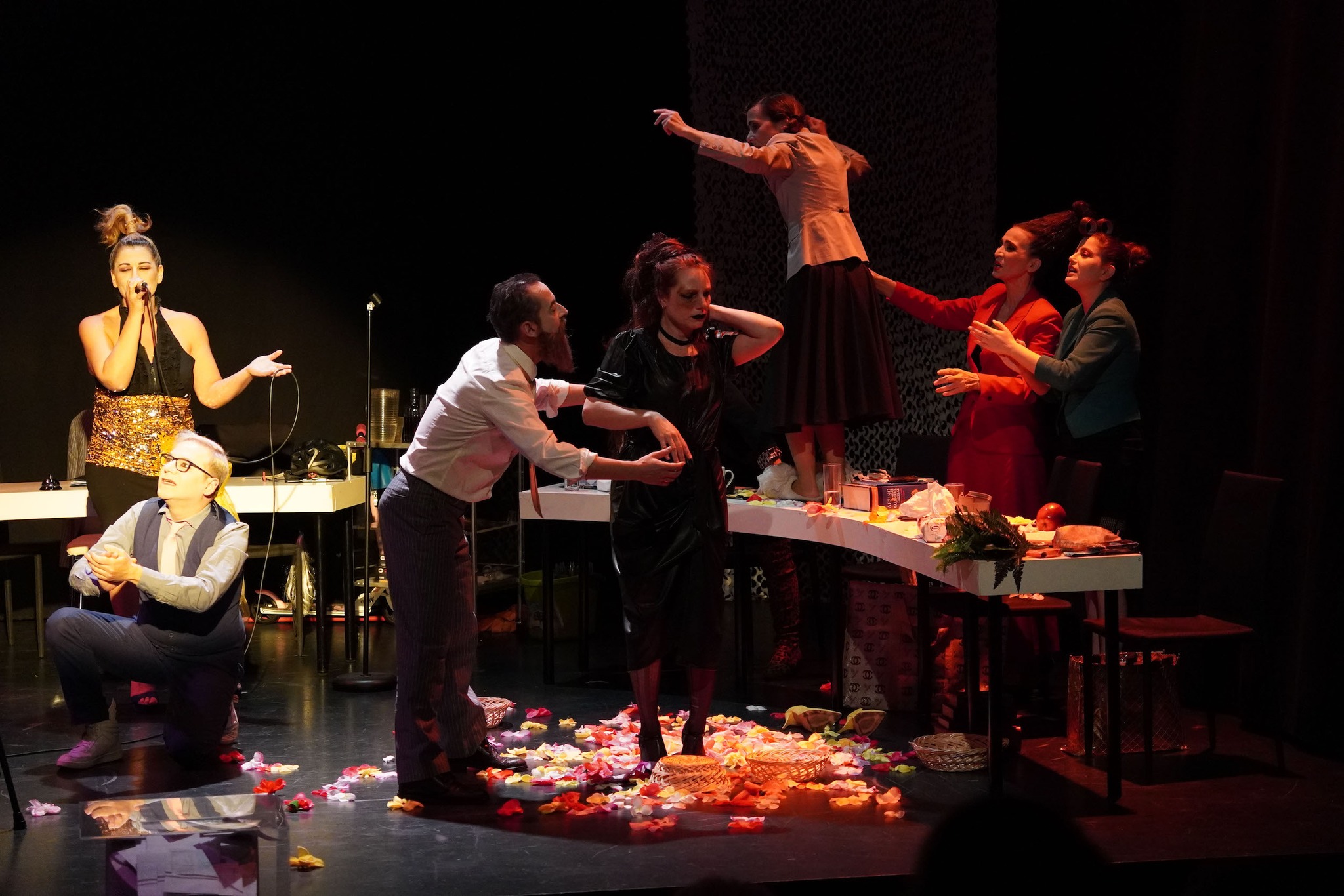 «Ω Θεοί!!»: Η ανανεωμένη, προκλητική & επίκαιρη  παράσταση στο Θέατρο Olvio, για 3η χρονιά