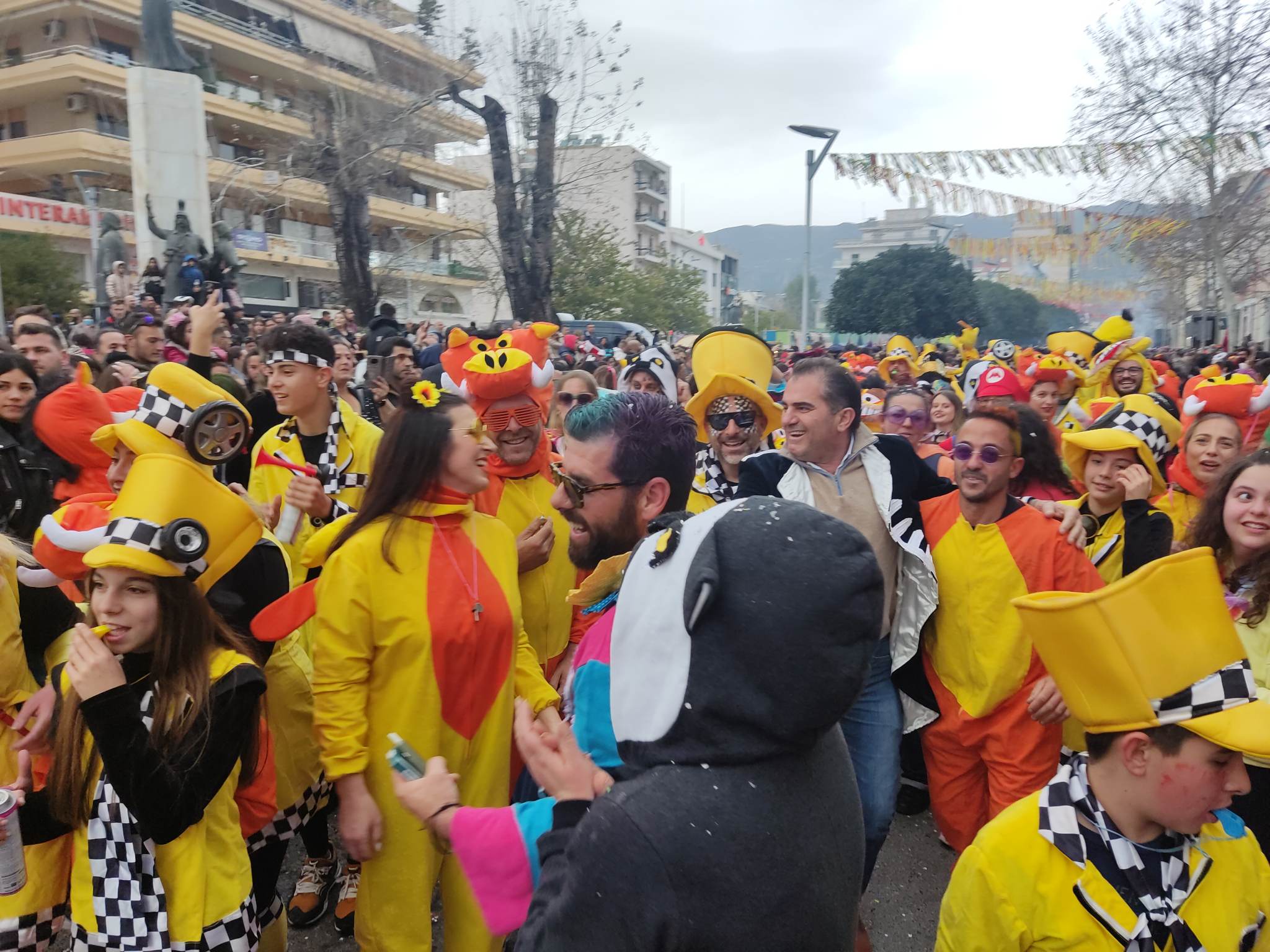 «Βούλιαξε» η πόλη με χιλιάδες καρναβαλιστές στην παρέλαση του 10ου Καλαματιανού καρναβαλιού (video-photos)