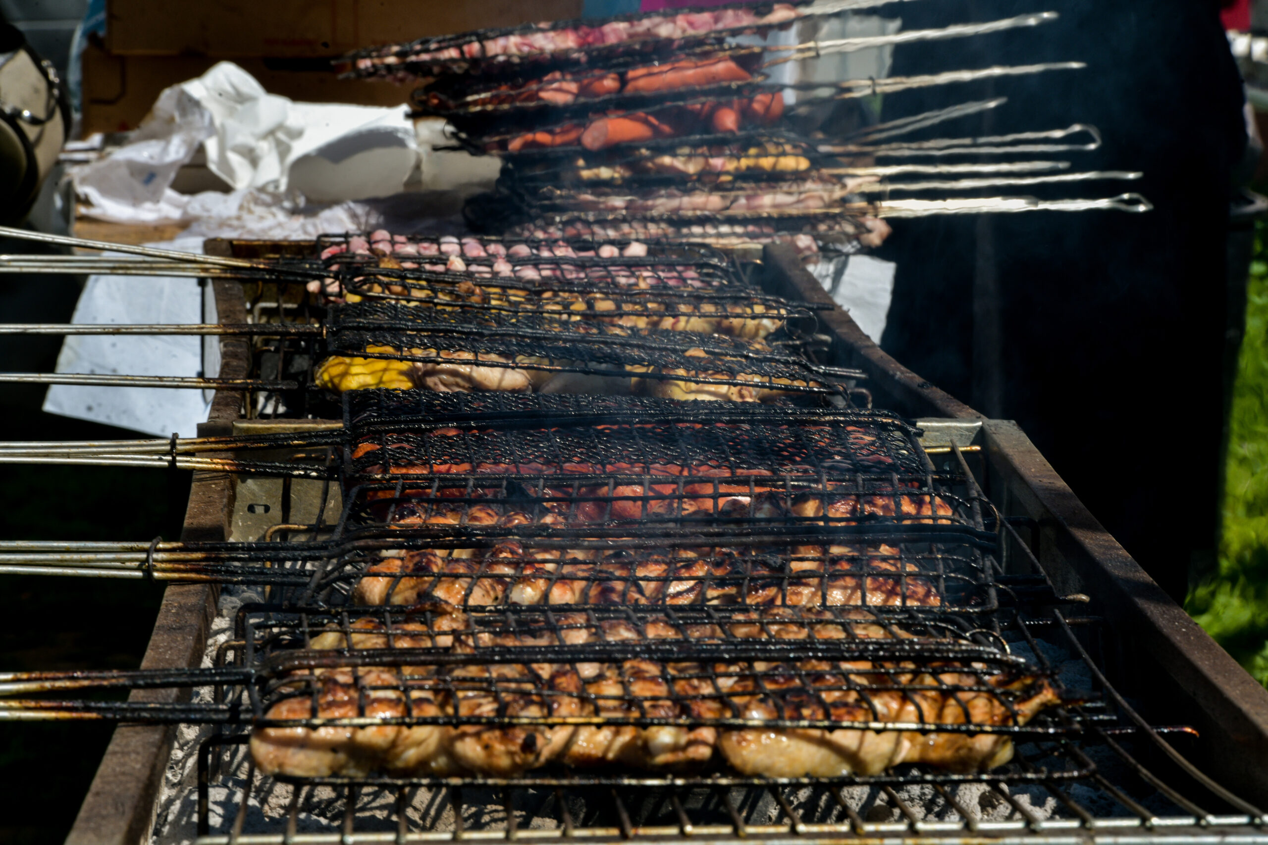 Τσικνοπέμπτη: Οι Δήμοι της Αττικής που τηρούν την παράδοση – 200 κιλά κρέας στις ψησταριές στην πλ. Κοτζιά