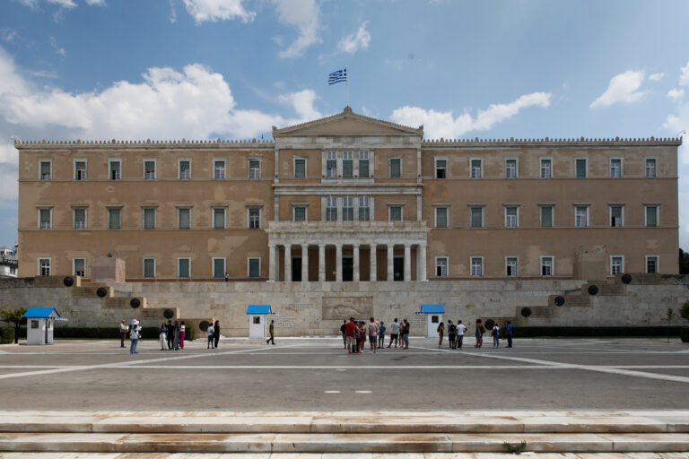 Στη Βουλή η τροπολογία για το κόμμα Κασιδιάρη – Πληθαίνουν οι αντιδράσεις για την παρέμβαση Τζανερίκου