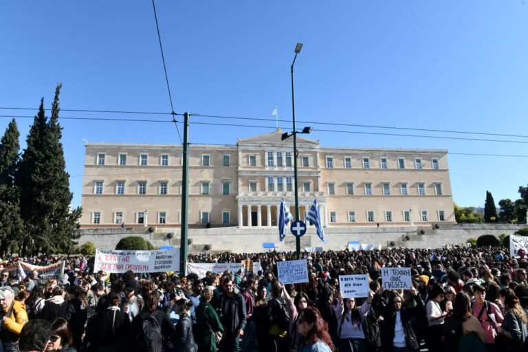 Κινητοποιήσεις καλλιτεχνών: Καθιστική διαμαρτυρία και νέα απεργία στις 8 Φεβρουαρίου