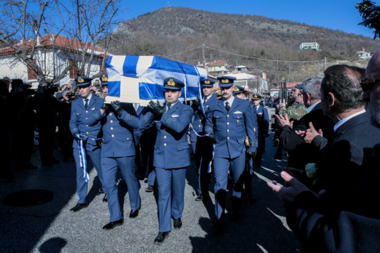 Το «ύστατο χαίρε» στον Σμηναγό Στάθη Τσιτλακίδη (video)