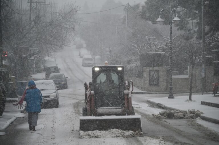 Επελαύνει η κακοκαιρία «Μπάρμπαρα»: Χιονίζει και στην Αττική