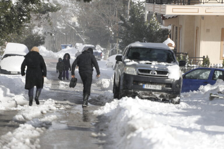 Πώς να απομακρύνουμε χωρίς πρόβλημα τον πάγο από τα τζάμια του αυτοκινήτου