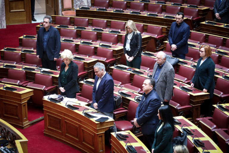 Θάνατος Ν. Σαντορινιού: Αναστέλλονται οι κομματικές δραστηριότητες στον ΣΥΡΙΖΑ – Ενός λεπτού σιγή στη Βουλή