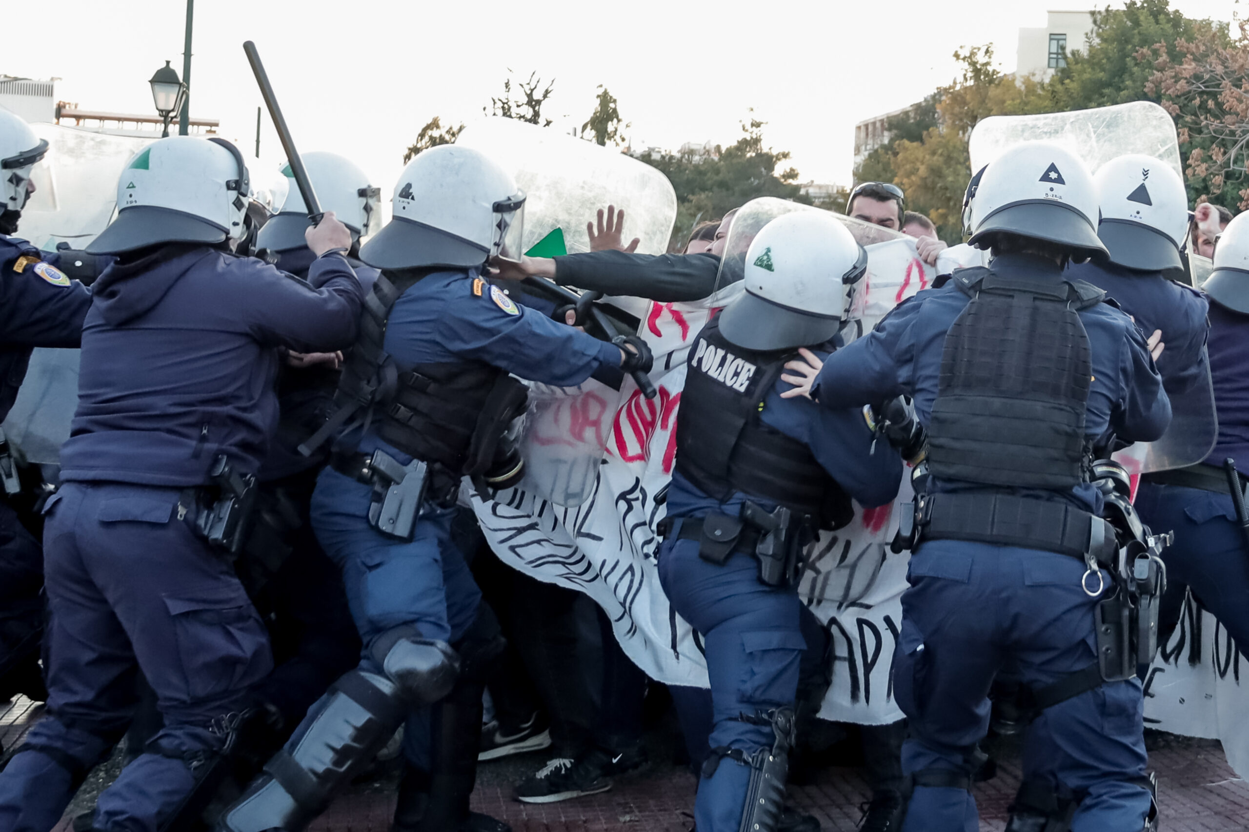 Ένταση μεταξύ αστυνομικών δυνάμεων και εκπαιδευτικών έξω από το Μέγαρο Μουσικής