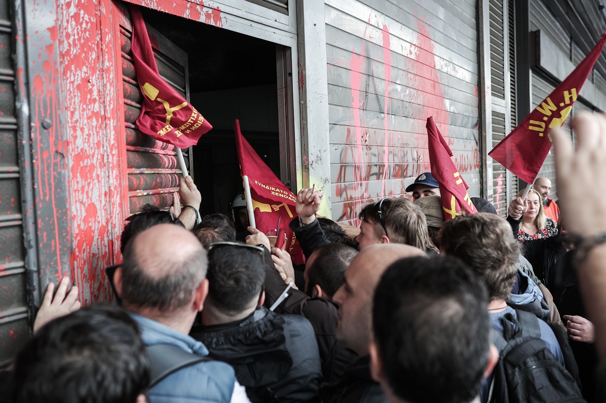 Τραυματίας στα επεισόδια έξω από το υπ. Εργασίας – Τα αιτήματα του κλάδου επισιτισμού – τουρισμού και οι αντιδράσεις