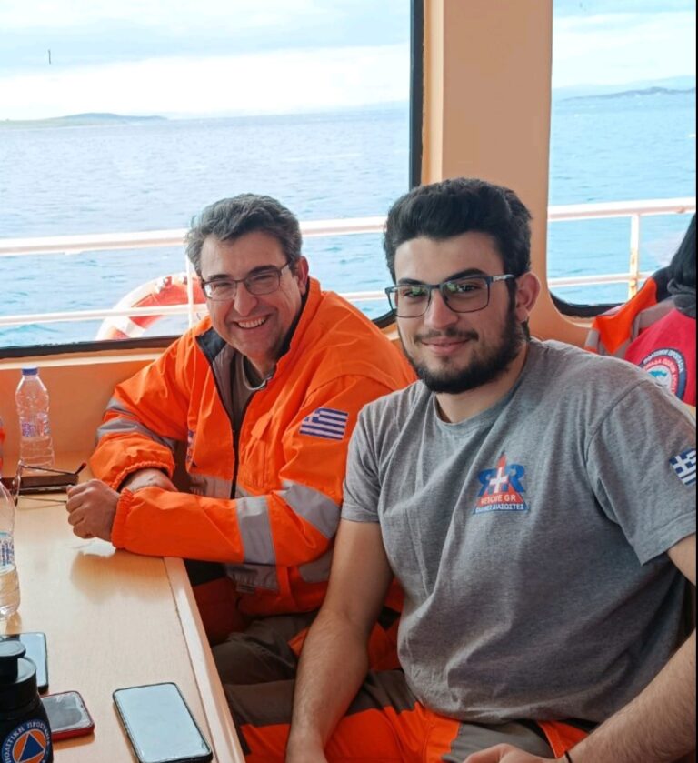 Πατέρας και γιος επιχείρησαν μαζί στα χαλάσματα των φονικών σεισμών στην Τουρκία