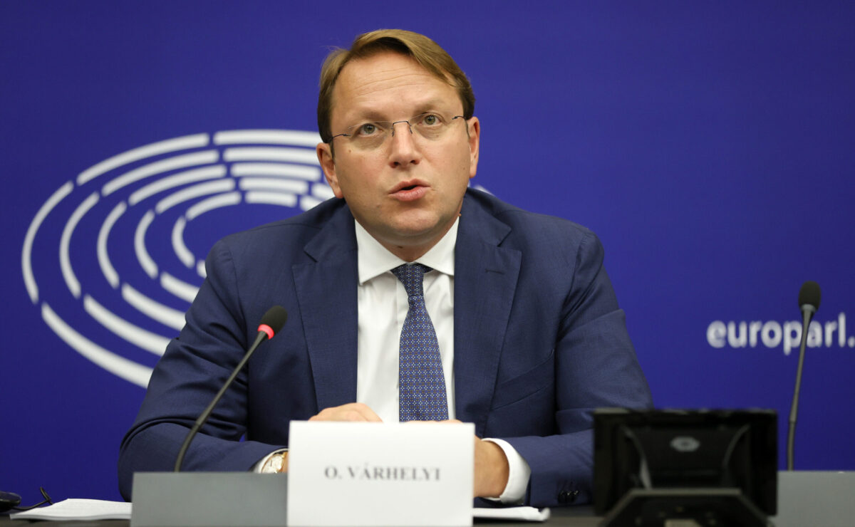 Ούγγρος Επίτροπος πιάστηκε να αποκαλεί στο μικρόφωνο «ηλίθιους» τους ευρωβουλευτές