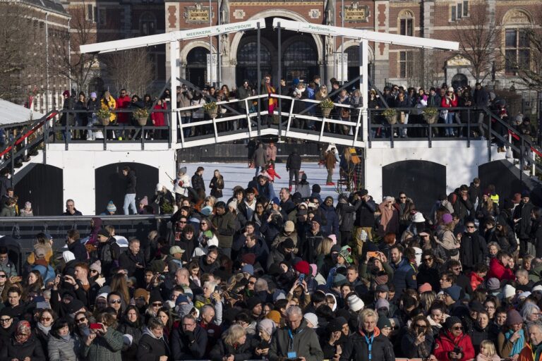 Το Άμστερνταμ θα απαγορεύσει τα τουριστικά λεωφορεία στο κέντρο της πόλης από το 2024 