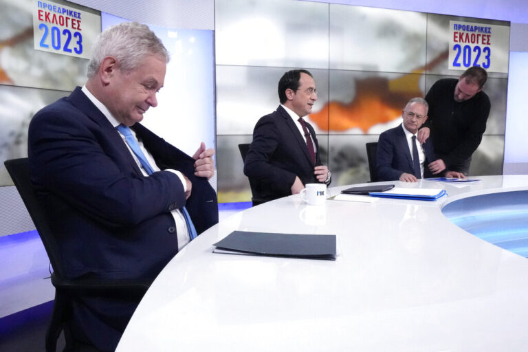 Στις κάλπες η Κύπρος: Η «μάχη» των αναποφάσιστων, οι συσπειρώσεις και η αποχή