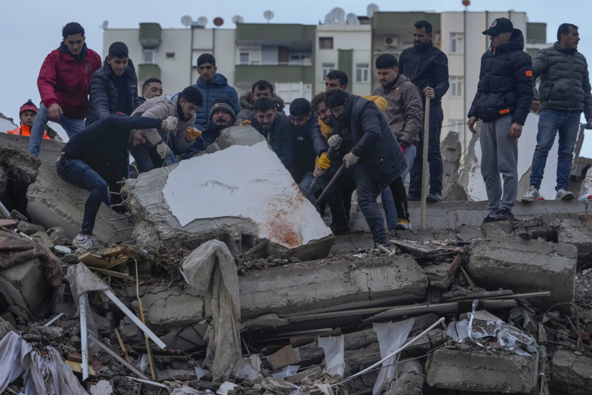 Η ΕΡΤ στα ισοπεδωμένα Άδανα: Εικόνες καταστροφής και θρήνου – Άσβηστες οι ελπίδες των σωστικών συνεργείων