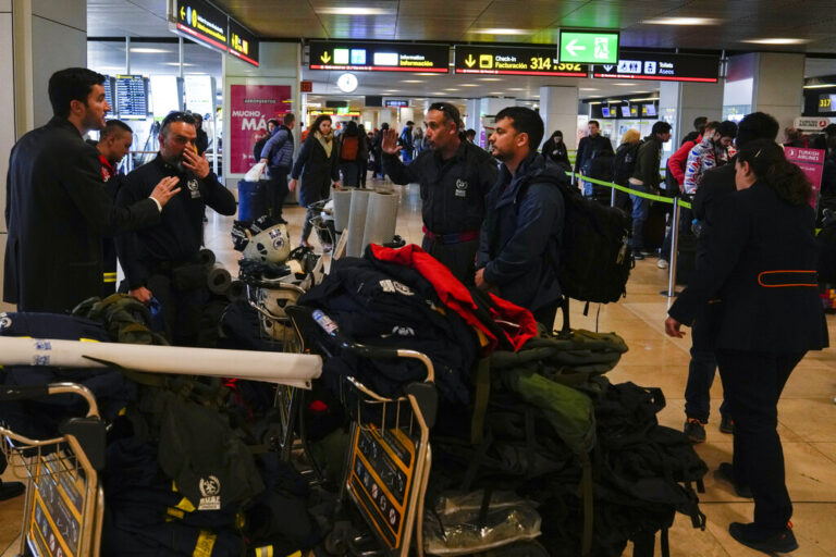 Διασώστες, πυροσβέστες και δύο πλοία του πολεμικού ναυτικού στέλνει η Ισπανία στην Τουρκία