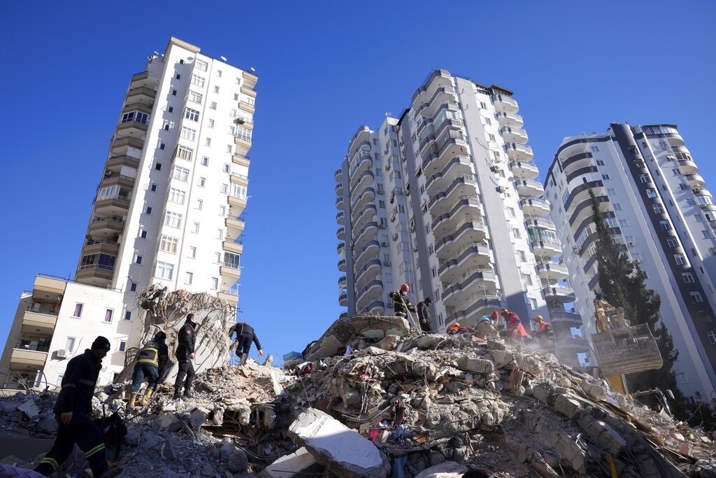 Κραυγές βοήθειας κάτω από τα συντρίμμια σε Τουρκία και Συρία – Αγωνία για τους εγκλωβισμένους