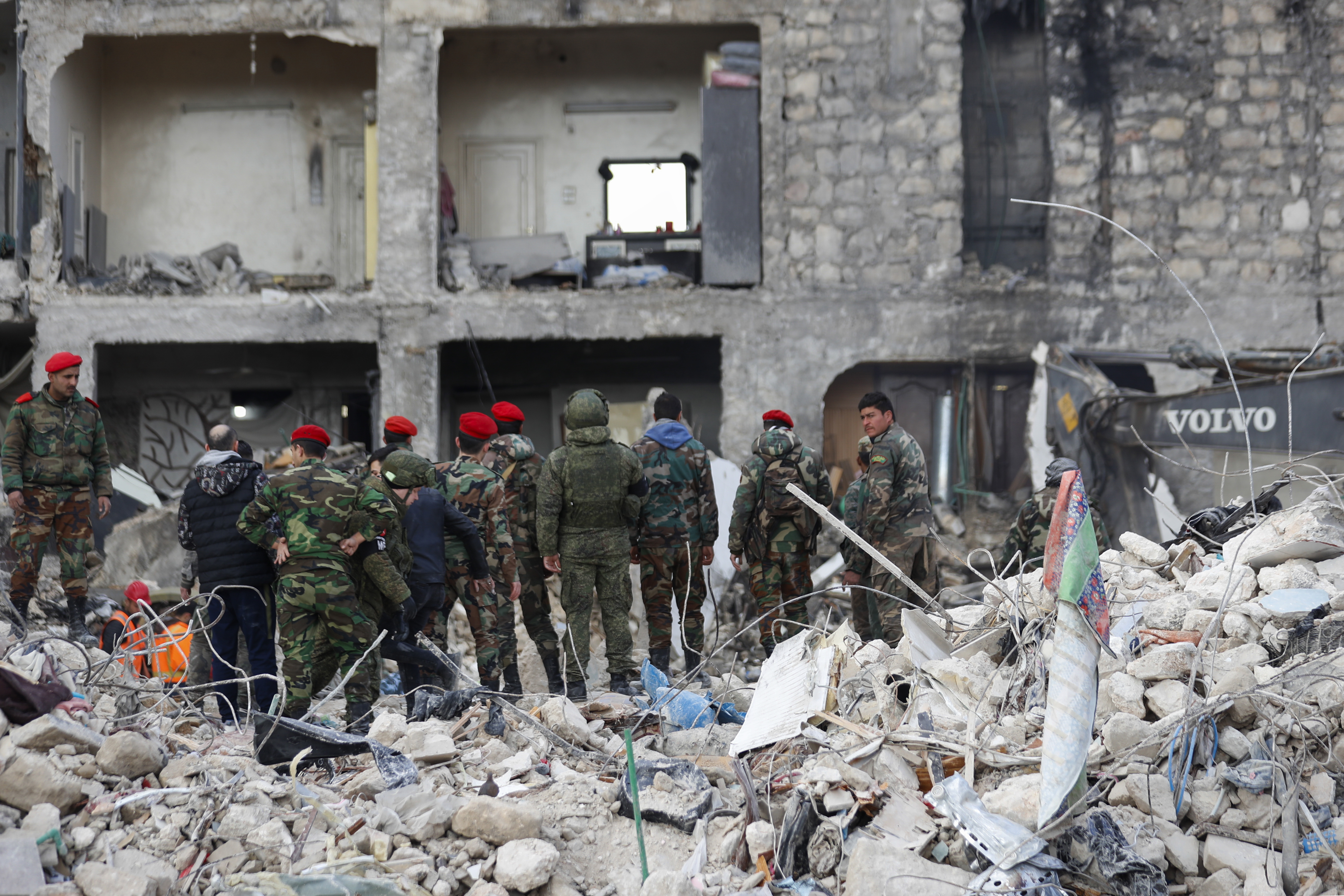Σεισμός στην Τουρκία: Δραματικές επιχειρήσεις διάσωσης στα ερείπια – Σε κατάσταση έκτακτης ανάγκης η χώρα (video)