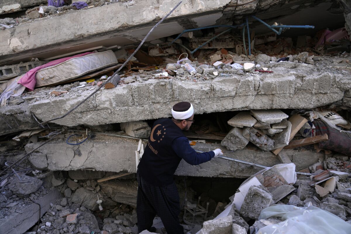 Σεισμός-Τουρκία: Γιατρός βλέπει «πτώματα παντού» σε γκρεμισμένο νοσοκομείο της Αλεξανδρέττας