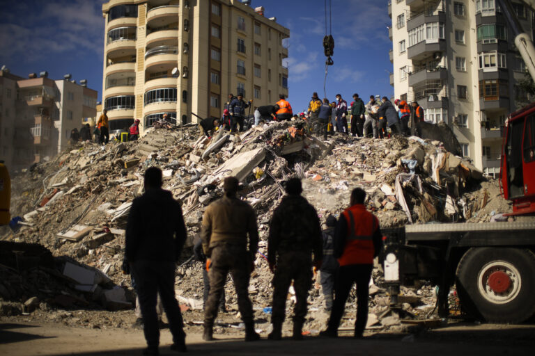 Κάλεσμα από την Ένωση Γονέων Λάρισας προς τους συλλόγους γονέων για συγκέντρωση ειδών προς τους σεισμοπαθείς