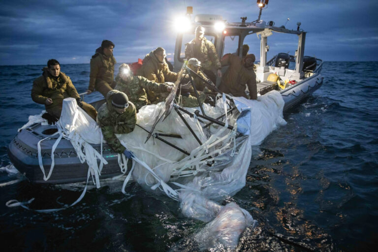 ΗΠΑ: Στη δημοσιότητα οι πρώτες κοντινές φωτογραφίες από τα συντρίμμια του κινεζικού κατασκοπευτικού μπαλονιού