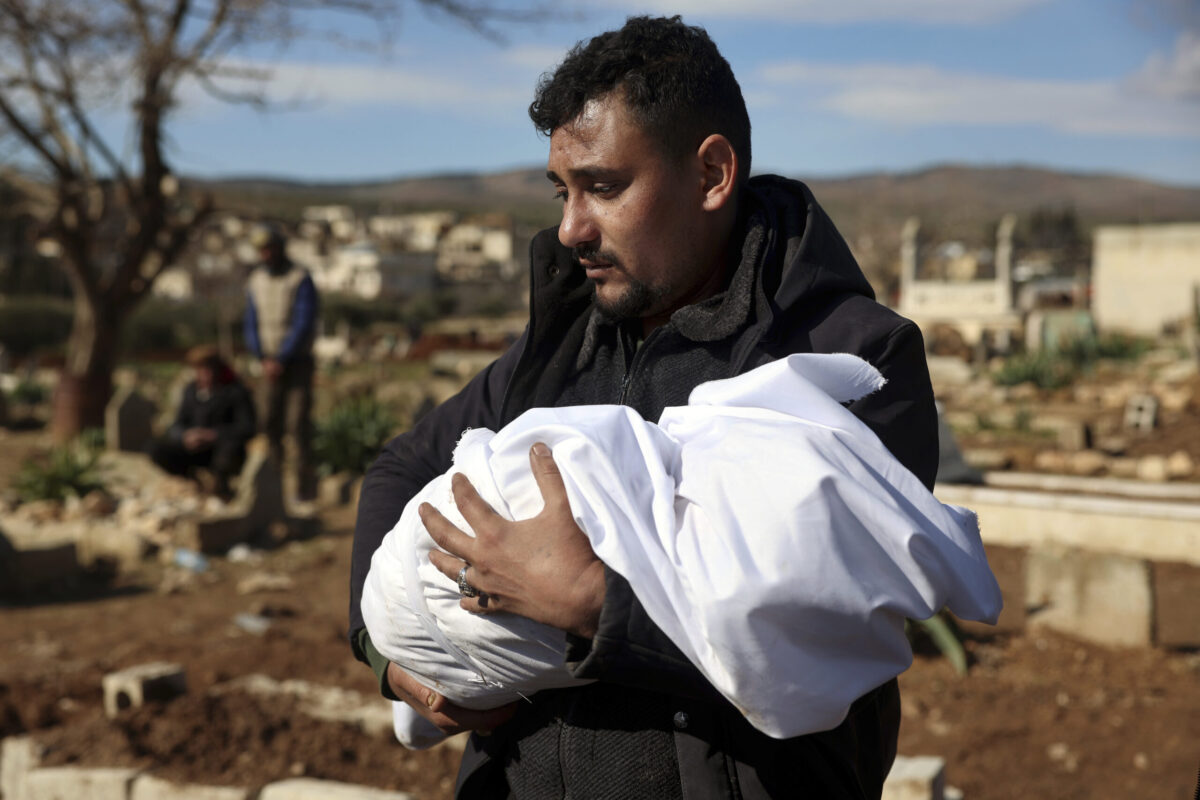 Συγκέντρωση ανθρωπιστικής βοήθειας στους σεισμόπληκτους Τουρκίας και Συρίας – Τα σημεία και τα είδη