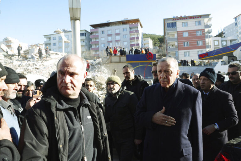 «Ντροπή»: Αντιμέτωπος με την οργή των σεισμοπαθών ο Ερντογάν