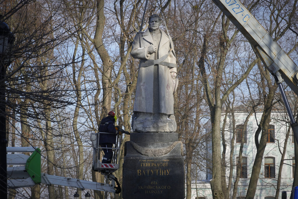 Ουκρανία: Απομακρύνθηκε το άγαλμα του σοβιετικού απελευθερωτή του Κιέβου από τους ναζί