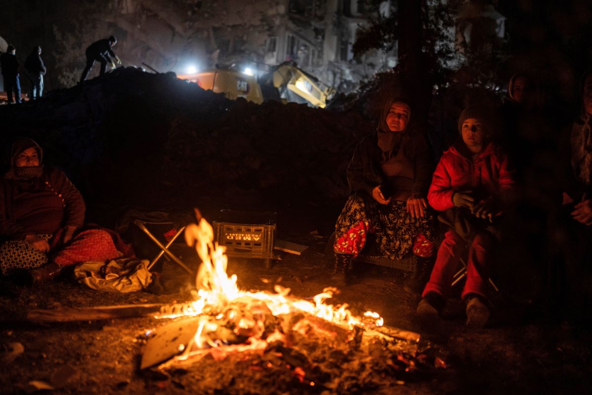 Η ΕΡΤ στους καταυλισμούς σεισμόπληκτων στα Άδανα: Συνωστισμός – Ζεσταίνονται με υπαίθριες φωτιές
