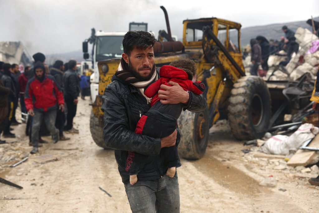 Απεγνωσμένες έρευνες για 5η μέρα στην Τουρκία – Στοίχημα με τον χρόνο για βοήθεια και στη Συρία