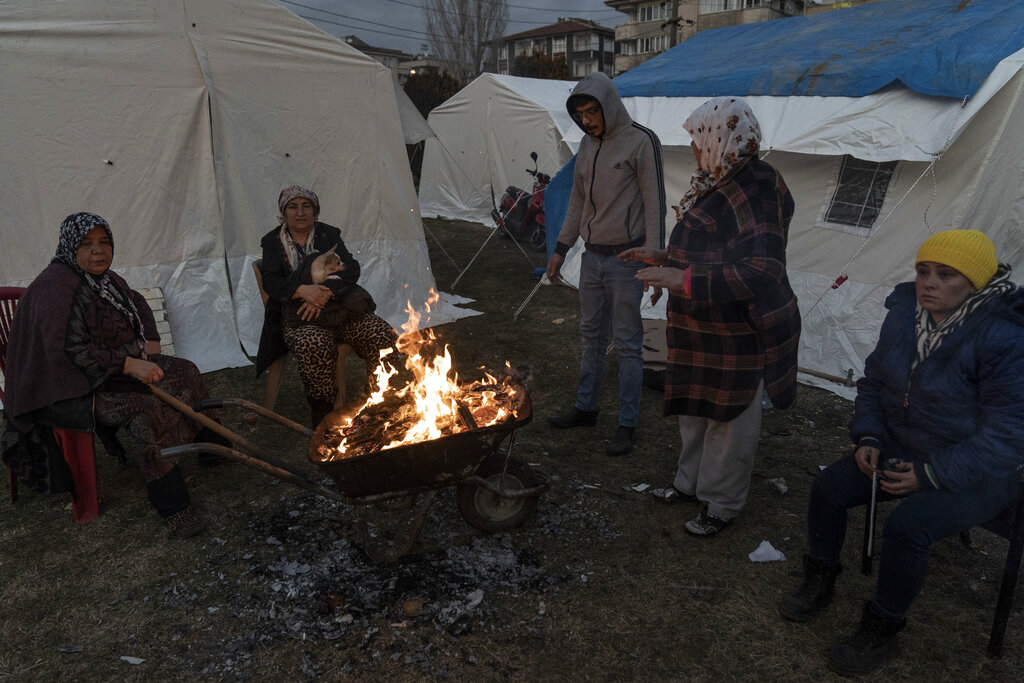 Τουρκία: Χιλιάδες νεκροί, τραγικές οι συνθήκες για τους άστεγους- Φορτηγά μεταφέρουν φέρετρα